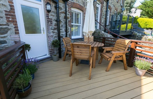 Menai Bridge Apartment | Shell Cottage - a dog that sleeps 4 guests in 2 bedrooms