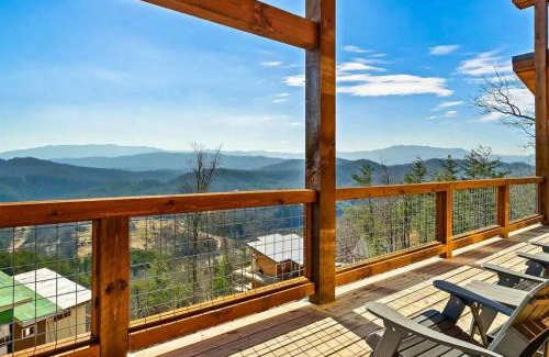 Sevierville House | Shell Mtn Splash: 4BR Haven, Views, Pool & Hot Tub