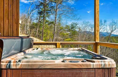 Sevierville House | Shell Mtn Splash: 4BR Haven, Views, Pool & Hot Tub