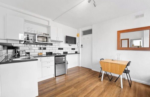 St Kilda West Apartment | ShelleyStayz on Park St, ShelleyStayz Park St