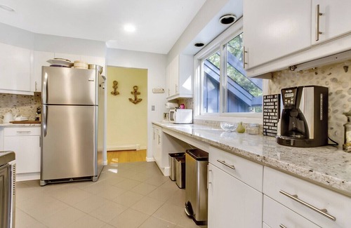 Hay Beach House | Shelter Island Spacious Getaway with Cozy Fireplace