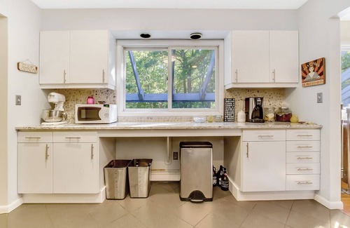 Hay Beach House | Shelter Island Spacious Getaway with Cozy Fireplace