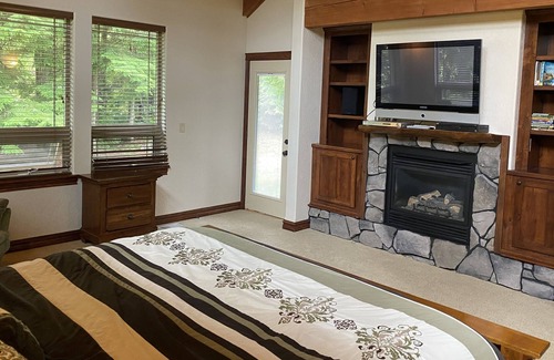 Priest River House | Sheltered by trees on the 18th Fairway this elegant home awaits you.