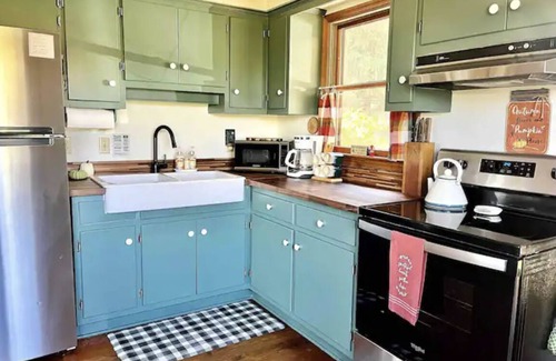 Etlan Cabin | Shenandoah cabin with 4 bedrooms, heated saltwater pool and beautiful views