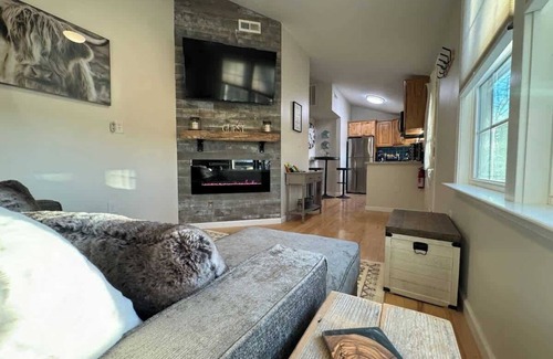 Front Royal Cabin | Shenandoah Twilight | Cozy Cabin w/hot tub