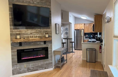 Front Royal Cabin | Shenandoah Twilight | Cozy Cabin w/hot tub