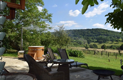 Stroud Cabin | Shephards Hut with Hot Tub in the Cotswolds