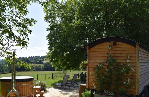 Stroud Cabin | Shephards Hut with Hot Tub in the Cotswolds