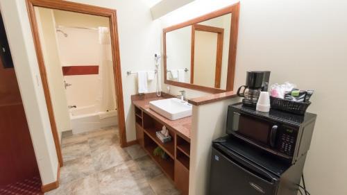 Ironton Hotel | Shepherd Mountain Inn & Suites