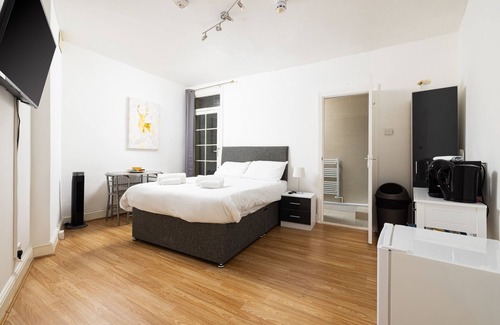 Shepherd's Bush Bed & Breakfast | Shepherd's Bush 8 suite room for 2 people
