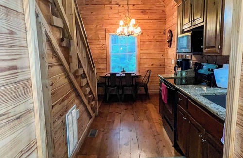 Warm Springs Cabin | Shepherd's Den - Cozy cabin minutes to Callaway Gardens. Pet-friendly!