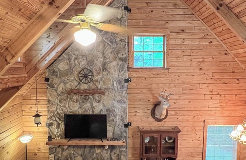 Warm Springs Cabin | Shepherd's Den - Cozy cabin minutes to Callaway Gardens. Pet-friendly!