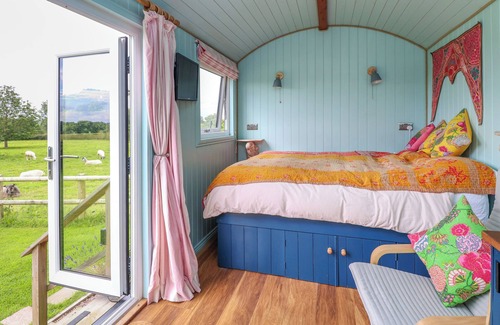 Overton-on-dee Cottage | SHEPHERD'S HUT, pet friendly, with a garden in Bangor-On-Dee