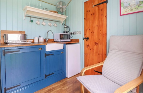 Overton-on-dee Cottage | SHEPHERD'S HUT, pet friendly, with a garden in Bangor-On-Dee