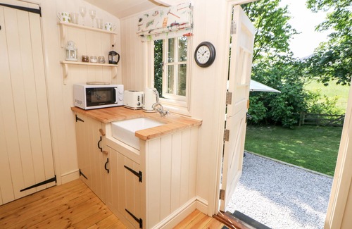 Castleton Cottage | SHEPHERD'S HUT, romantic, with open fire in Castleton, Peak District