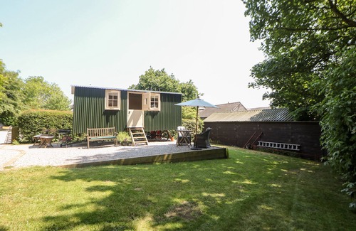 Castleton Cottage | SHEPHERD'S HUT, romantic, with open fire in Castleton, Peak District
