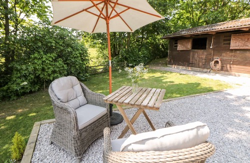 Castleton Cottage | SHEPHERD'S HUT, romantic, with open fire in Castleton, Peak District