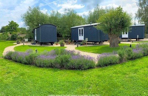 Northmoor Apartment | Shepherd's Hut The Burrow