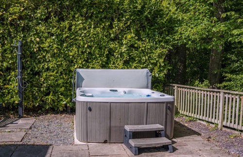 Carlisle Cottage | Shepherd's hut with hot tub in its own secluded garden