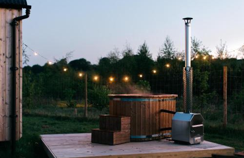 Banbury Other | Shepherd's Huts in Barley Meadow at Spring Hill Farm