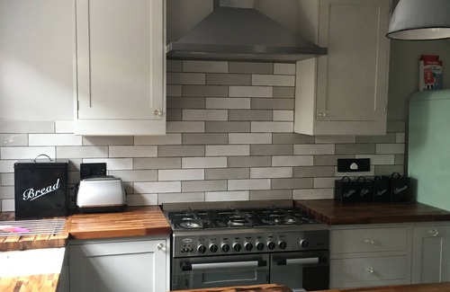 Wormholt and White City House | Shepherds Bus- 3 Bed, Sleeps 6, Parking