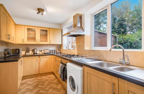 Wormholt and White City House | Shepherds Bush Abode - Garden - Sleeps 12