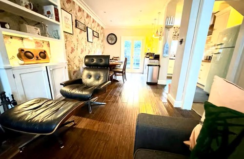 Wormholt and White City House | Shepherds Bush. W12. Magical place near Westfield.nnSharennSave