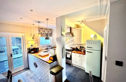 Wormholt and White City House | Shepherds Bush. W12. Magical place near Westfield.nnSharennSave