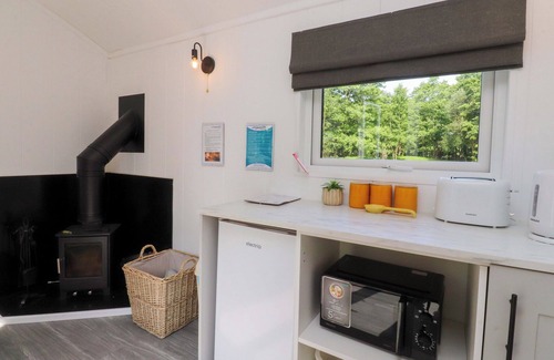 Knott End-on-Sea Cottage | SHEPHERDS HUT 1, romantic, country holiday cottage in Garstang