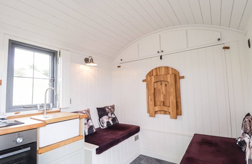Lonmore Cottage | SHEPHERDS HUT, romantic, character holiday cottage in Dunvegan