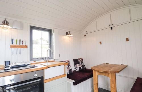 Lonmore Cottage | SHEPHERDS HUT, romantic, character holiday cottage in Dunvegan