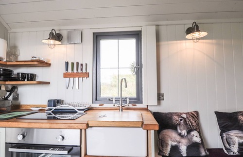 Lonmore Cottage | SHEPHERDS HUT, romantic, character holiday cottage in Dunvegan