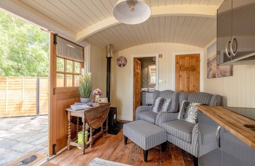 Maidenhead Apartment | Shepherds Hut with Hot Tub Retreat