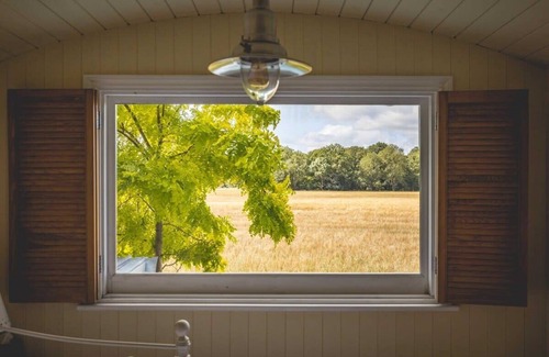 Maidenhead Apartment | Shepherds Hut with Hot Tub Retreat