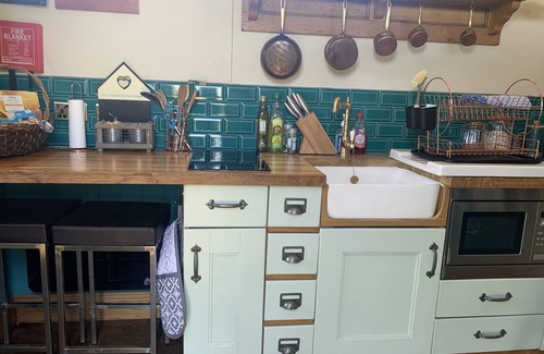 New Forest District Cabin | Shepherds Hut with Scandinavian Hot Tub and hydromassager