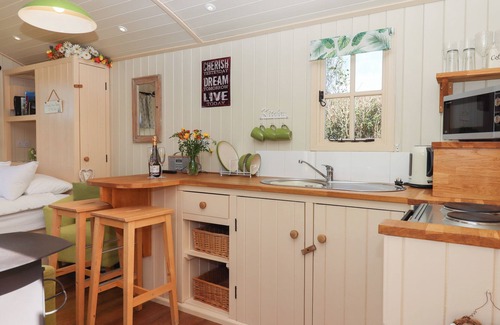 Crediton Cottage | SHEPHERDS JOY, romantic, with hot tub in Cheriton Fitzpaine