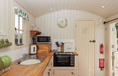 Crediton Cottage | SHEPHERDS JOY, romantic, with hot tub in Cheriton Fitzpaine