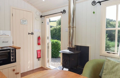 Crediton Cottage | SHEPHERDS JOY, romantic, with hot tub in Cheriton Fitzpaine
