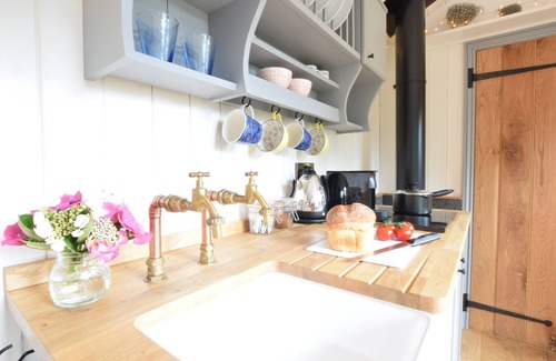 Woodbridge Cottage | SHEPHERDS PIGHTLE, pet friendly, with open fire in Hollesley