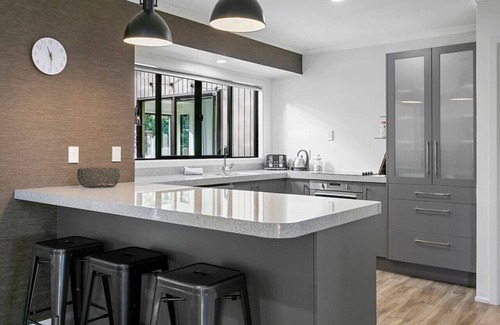 Waipahihi House | Shepherds Retreat - spacious comfort & serenity. Ideal for families or groups