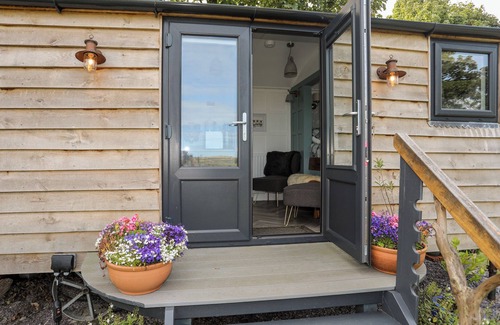 Cylch-Y-Garn Cottage | SHEPHERD’S STONE, romantic, with hot tub in Llanfaethlu