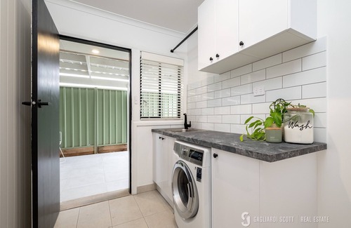 Shepparton South House | Shepparton Escape: Chic 3BR near Lake