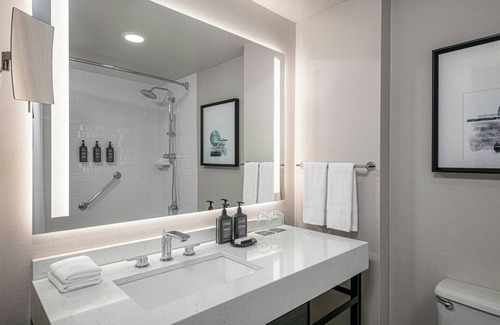 Flushing Chinatown Hotel | Sheraton LaGuardia East Hotel