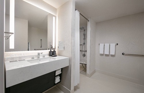 Flushing Chinatown Hotel | Sheraton LaGuardia East Hotel