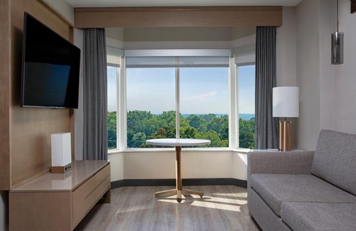 Crosswoods Hotel | Sheraton Suites Columbus