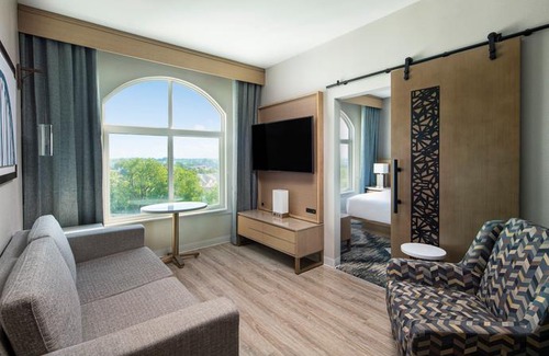 Crosswoods Hotel | Sheraton Suites Columbus