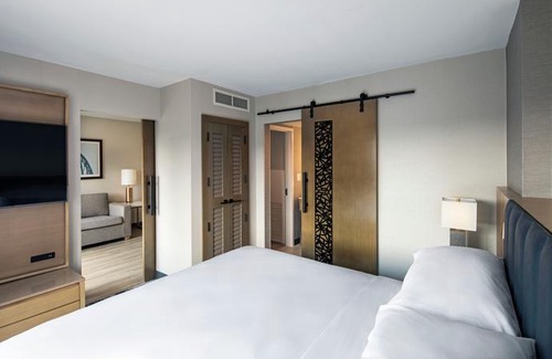 Crosswoods Hotel | Sheraton Suites Columbus