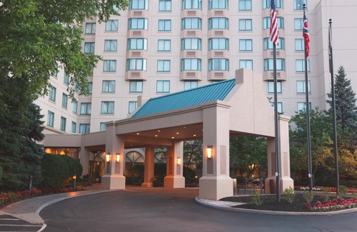 Crosswoods Hotel | Sheraton Suites Columbus Worthington