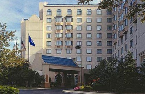Crosswoods Hotel | Sheraton Suites Columbus Worthington