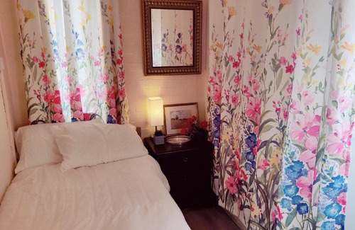 Winshill House | Sherlock's house -Entire house 4 spacious bedroom 9 beds Private free parking & WiFi TV Contractor Family & pets welcome